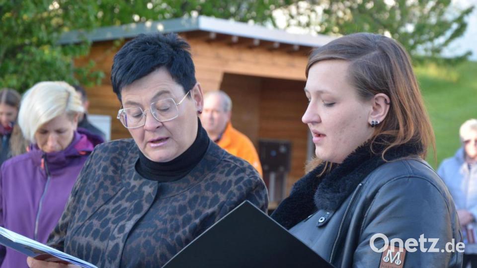 Gerlinde Böhm (links) und ihre Tochter Sophie gestalteten die Maiandacht musikalisch. Bild: jr