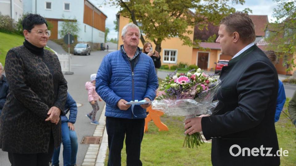 Einen Blumenstrauß erhielt Gerlinde Böhm und eine Geldspende für die Dorfgemeinschaft Ortssprecher Herbert Böhm von Bürgermeister Stefan Grillmeier (rechts). Bild: jr