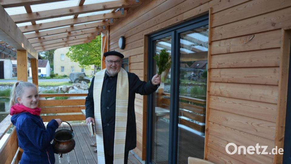 Stadtpfarrer Anton Witt segnete das neu errichtete Gemeinschaftshaus. Bild: jr
