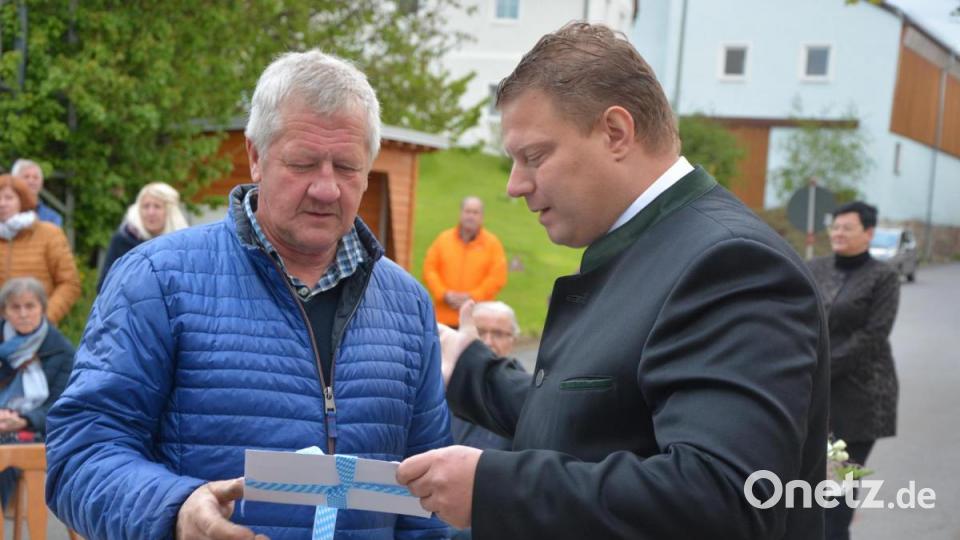 Mit einer Geldspende dankte Bürgermeister Stefan Grillmeier (rechts) der Dorfgemeinschaft für ihre Eigenleistung und überreichte sie an Ortssprecher Herbert Böhm. Bild: jr
