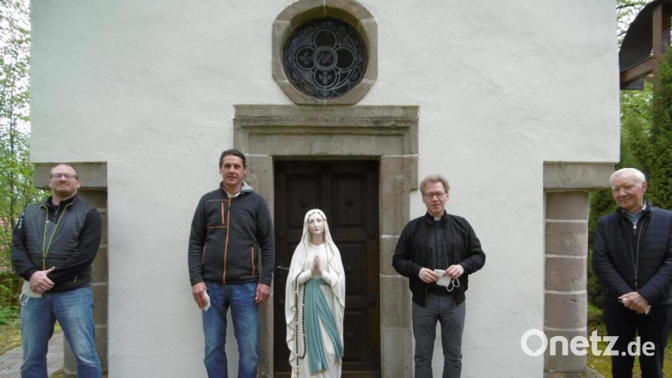 Markus Heidlinger, der Beauftragte der Pfarrgemeinde, Restaurator Jürgen Hausner, Pfarrer Christian Schulz und Kirchenpfleger Georg Münch (von links) freuen sich über die Rückkehr der Lourdes-Madonna. Bild: mma