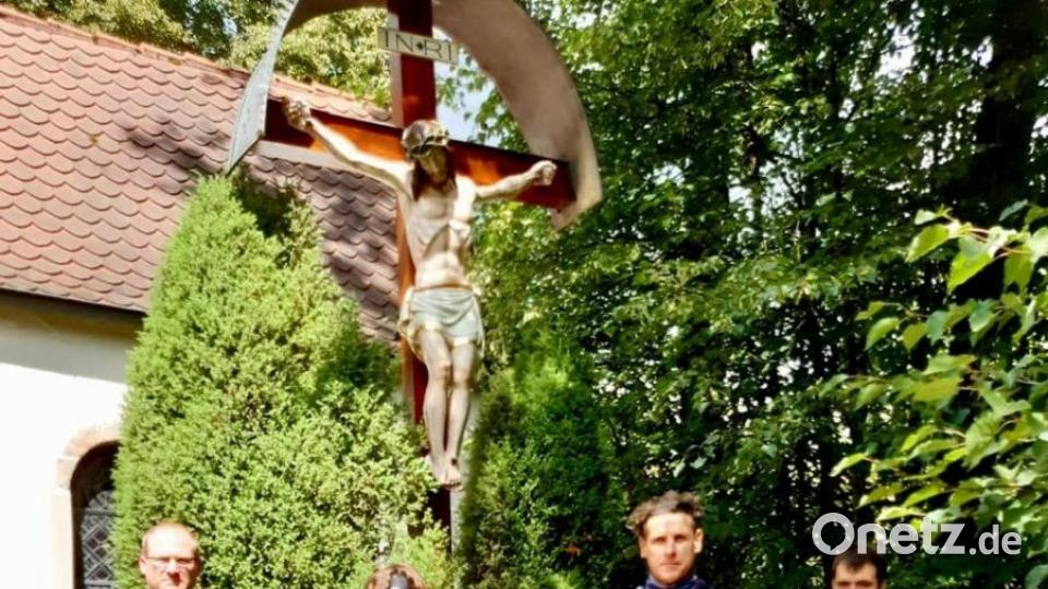 Für die Pfarrgemeinde freuten sich Markus Heildinger (links) und Markus Rauch (rechts) mit den Restauratoren Magdalena und Jürgen Hausner über den aufwändig neu gefassten Corpus vor der Lourdeskapelle auf dem Frohnberg. Bild: mma