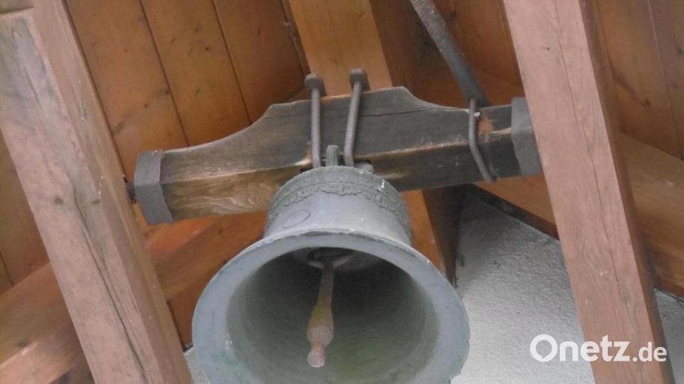 Die Kötzersrichter Familie Dorner hatte um 1897 die mannsgroße Lourdesmadonna spendiert und erhielt als Dank dafür von Pfarrer Kutschenreiter die kleine Glocke, die in Kötzersricht seither zum Gebet für Verstorbenen einlädt. Bild: mma