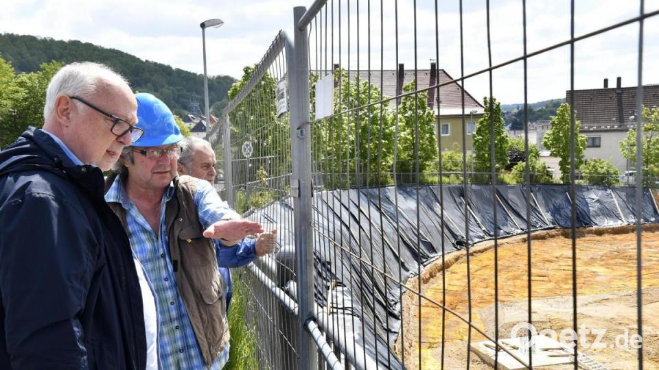 Von links: Ingolf Schuhmacher, SfG Sachverständigeninstitut für Geotechnik GmbH und
Josef Kopp, Bauaufsicht vor Ort. Bild: Petra Hartl