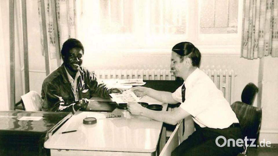 Der damals 28-jährige Siegfried Bock, hier zusammen mit einem Kollegen aus Äquatorial-Guinea im Sonderpostamt &quot;Olympia-Philatelie&quot;. Der engagierte Kaltenbrunner ist unter anderem seit sage und schreibe 60 Jahren als freier Mitarbeiter für &quot;Der neue Tag&quot; tätig. Bild: bk