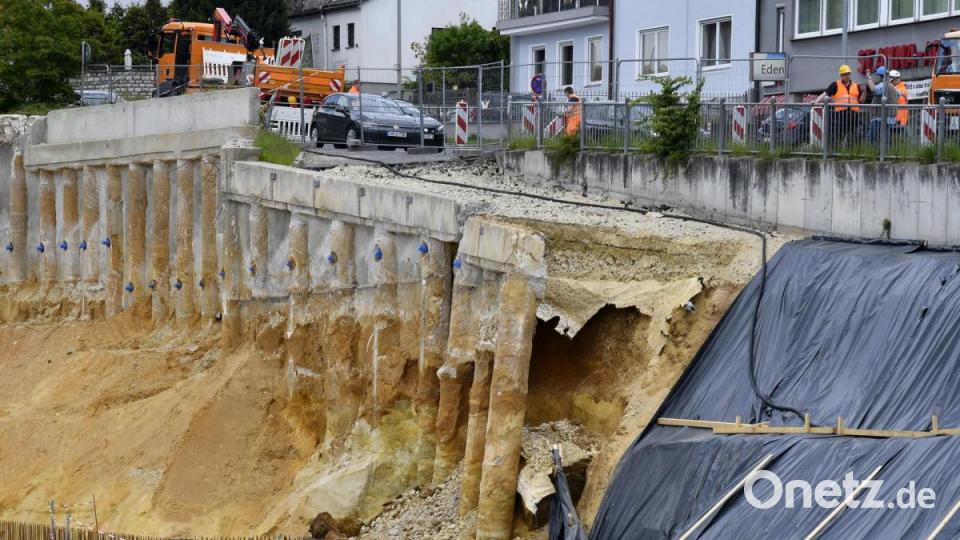 Auf der Baustelle der Oberpfalz-Arkaden in Sulzbach-Rosenberg gibt es ein Problem: Am Rand der Grube ist ein Teil der alten Verbauung gebrochen. Erdreich könnte abrutschen. Die Bundesstraße 14 ist deswegen teilweise gesperrt. Bild: Petra Hartl