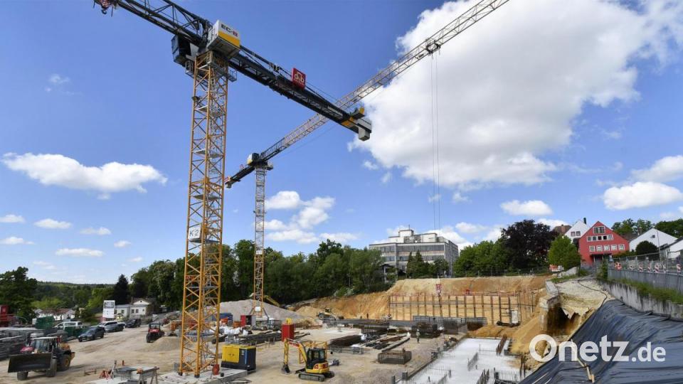Auf der Baustelle der Oberpfalz-Arkaden in Sulzbach-Rosenberg gibt es ein Problem: Am Rand der Grube ist ein Teil der alten Verbauung gebrochen. Erdreich könnte abrutschen. Die Bundesstraße 14 ist deswegen teilweise gesperrt. Bild: Petra Hartl