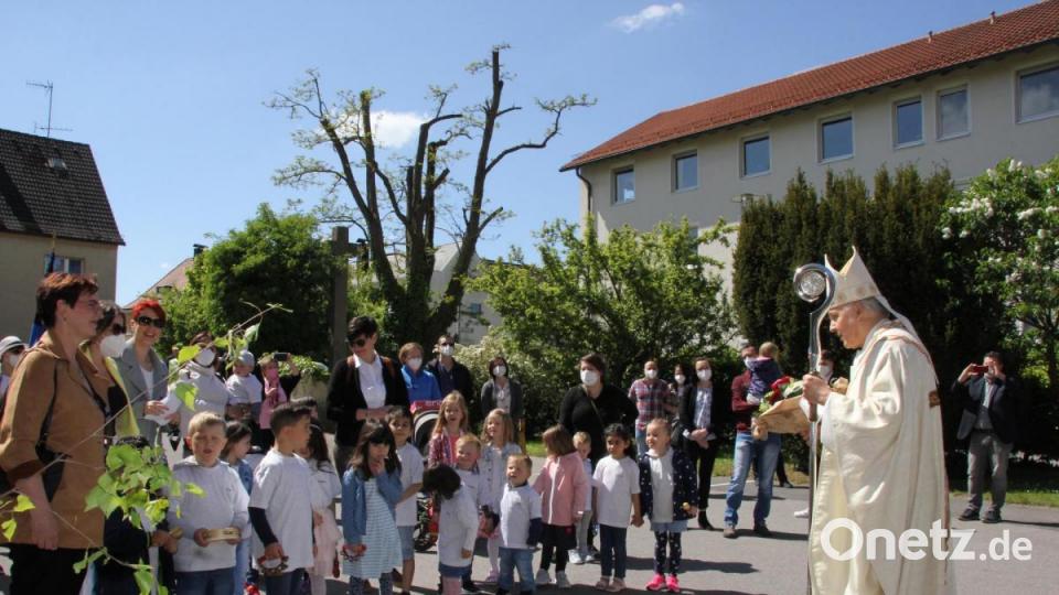 Vor dem Pontifikalgottesdienst und der anschließenden Einweihung des Haus der Kinder wurde Diözesanbischof Rudolf Voderholzer von den Betreuerinnen der Einrichtung um Leiterin Michaela Neiswirth (links) und den Kindern begrüßt. Bild: ads