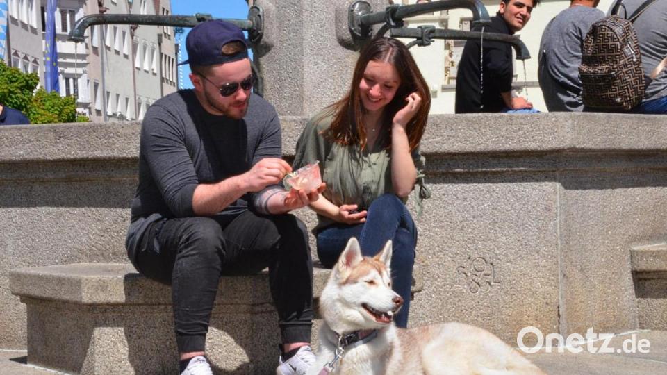 Sonntag ohne Maske in der Weidener Fußgängerzone. Bild: Kunz