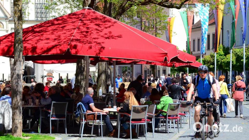 Sonntag ohne Maske in derWeidener Fußgängerzone. Bild: Kunz