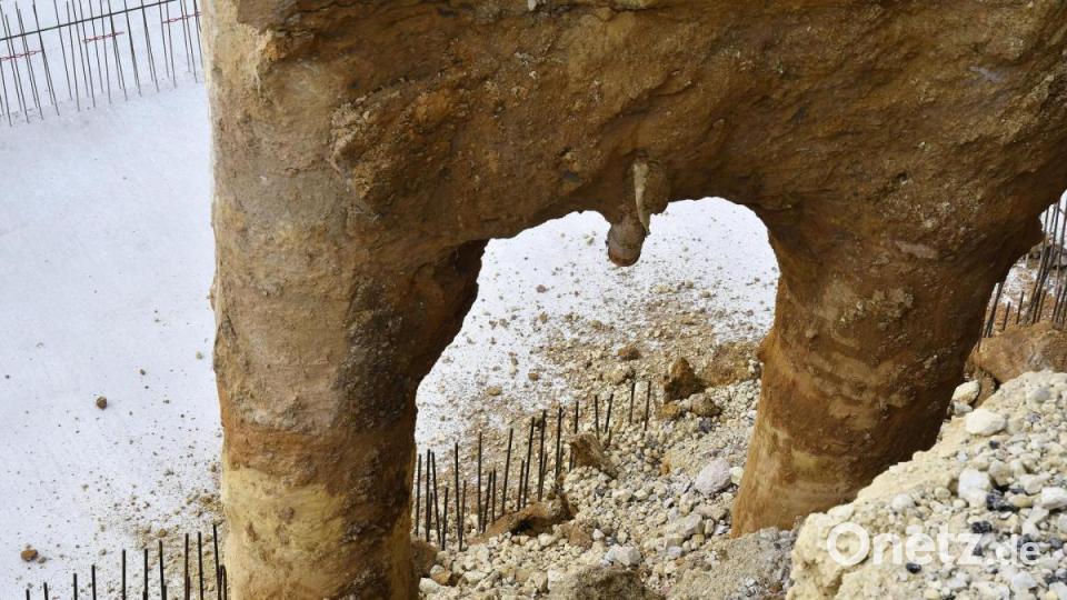 Auf der Baustelle der Oberpfalz-Arkaden in Sulzbach-Rosenberg gibt es ein Problem: Am Rand der Grube ist ein Teil der alten Verbauung gebrochen. Erdreich könnte abrutschen. Bild: Petra Hartl
