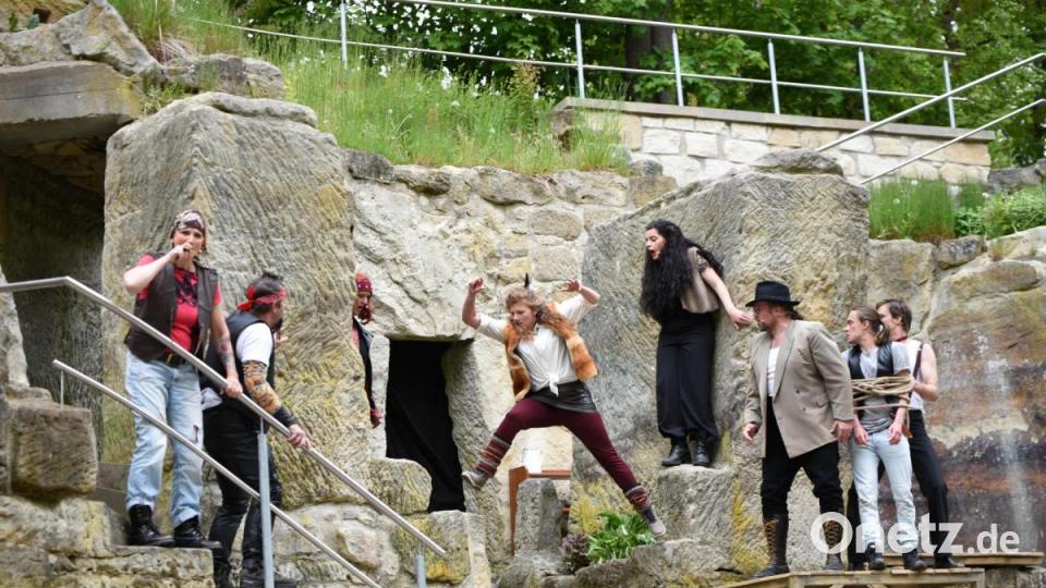 Räubertochter Ronja (Magdalena Meier) springt über den Höllenschlund ins Lager der Feinde, um ihren Freund Birk (Philipp Rosenthal, zweiter von rechts) zu retten. Ihre Eltern (Bernhard Neumann und Franziska Grünauer, Dritter und Vierte von links sind geschockt). Bild: Tobias Schwarzmeier