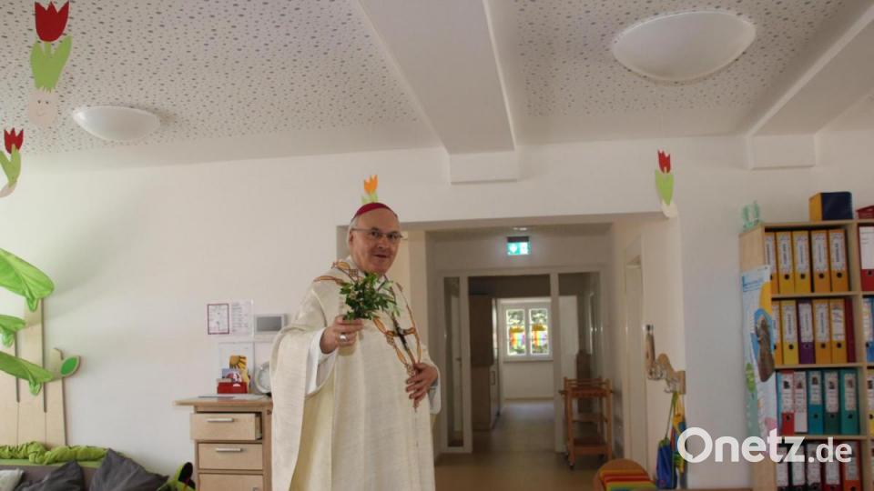 Mit sichtlicher Freude segnete Bischof Voderholzer das neue Haus der Kinder Hl. Dreifaltigkeit. Bild: ads