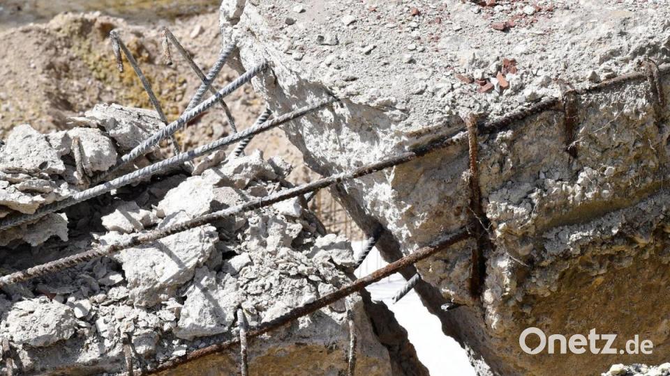 Auf der Baustelle der Oberpfalz-Arkaden in Sulzbach-Rosenberg gibt es ein Problem: Am Rand der Grube ist ein Teil der alten Verbauung gebrochen. Erdreich könnte abrutschen. Die Bundesstraße 14 ist deswegen teilweise gesperrt. Bild: Petra Hartl