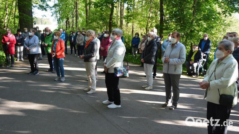 Viele Gläubige waren am Sonntagabend zur Maiandacht an die Lourdesgrotte gekommen. Bild: jr