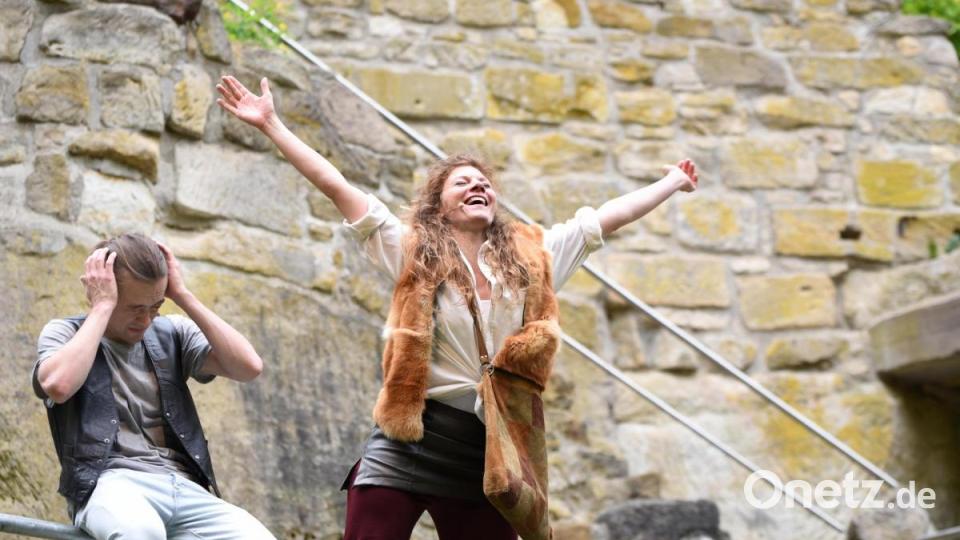 Als Ronja (Magdalena Meier mit Philipp Rosenthal) den Frühling begrüßt , ist es zugleich ein symbolischer befreiender Jubel für die Kultur in der Region. Die Botschaft der Eröffnung der Sommerfestspiele des LTO mit dem Stück "Ronja Räubertochter": Es wird endlich wieder Theater gespielt. Bild: Tobias Schwarzmeier