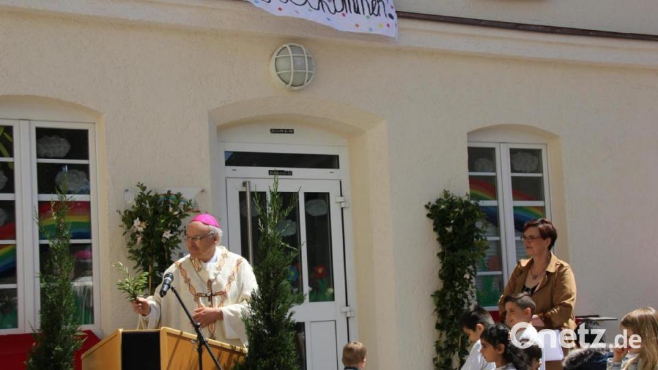 Mit sichtlicher Freude segnete Bischof Voderholzer das neue Haus der Kinder Hl. Dreifaltigkeit. Bild: ads