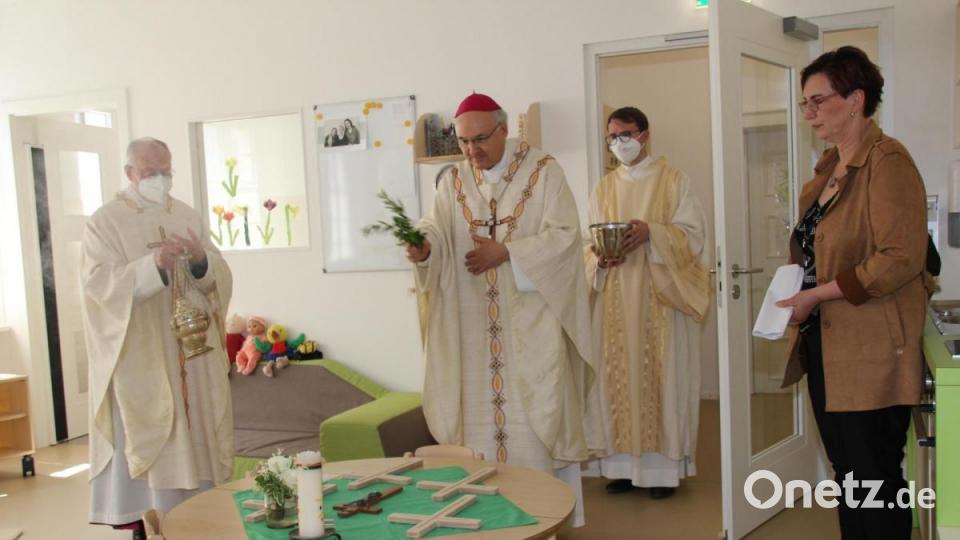 Bischof Voderholzer spendete im Beisein von Dekan Pfarrer Ludwig Gradl (links) und Einrichtungsleiterin Michaela Neiswirth (rechts) nicht nur das Gebäude des neuen Kindergartens, sondern auch die Kreuze, die in den Räumen der Einrichtung ihren Platz finden werden. Bild: ads