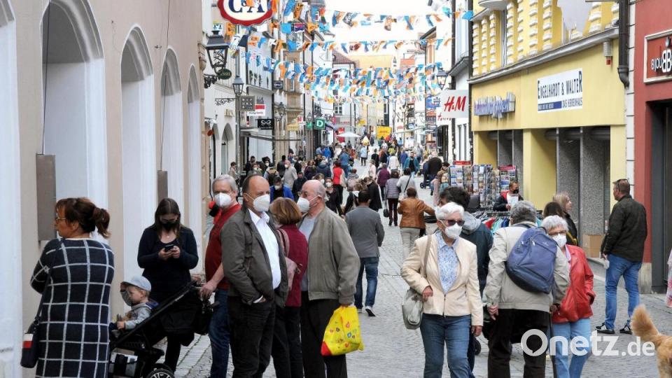 Der Samstag wurde auch gerne wieder für einen Einkaufsbummel in Amberg genutzt. Bild: Stephan Huber
