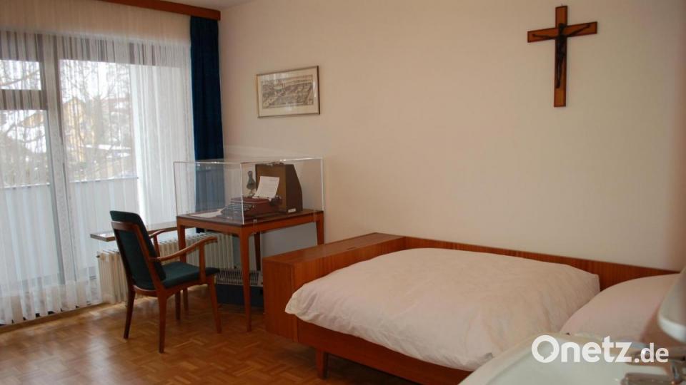 Funktional und schlicht eingerichtet ist das Schlafzimmer im Pentlinger Papsthaus. Archivbild: gib