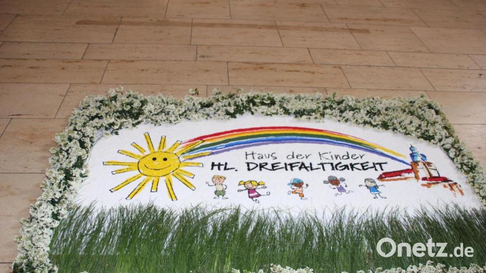 Ein Blumenteppich mit dem Logo des Haus der Kinder im Eingangsbereich der Dreifaltigkeitskirche wies darauf hin, dass bei dem diesjährigen Patroziniumsfest die neue Einrichtung mit ihren Kinder im Mittelpunkt steht. Bild: ads