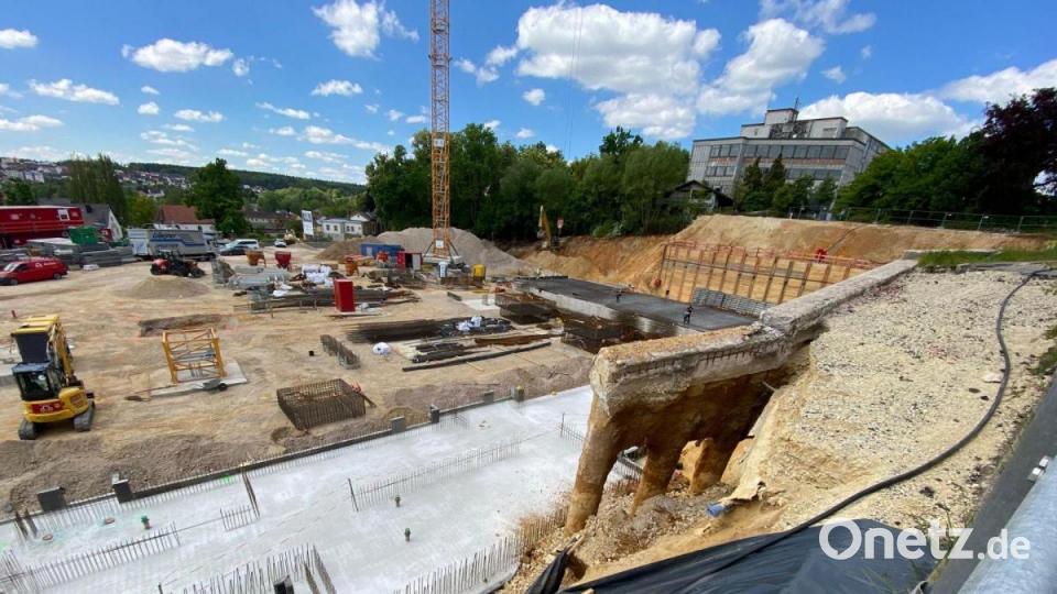Blick in die Baugrube der Oberpfalz-Arkaden in Sulzbach-Rosenberg. Vorne der gefährdete Bereich mit den gebrochenen Stützpfeilern. Bild: Petra Hartl