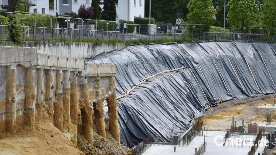 Auf der Baustelle der Oberpfalz-Arkaden in Sulzbach-Rosenberg gibt es ein Problem: Am Rand der Grube ist ein Teil der alten Verbauung gebrochen. Erdreich könnte abrutschen. Die Bundesstraße 14 ist deswegen teilweise gesperrt. Bild: Petra Hartl