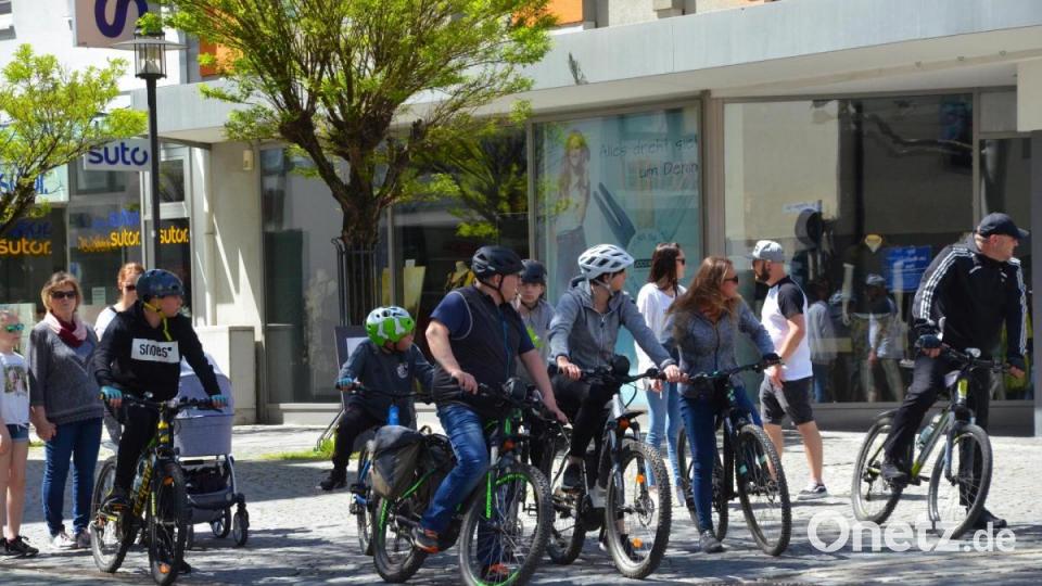 Sonntag ohne Maske in der Weidener Fußgängerzone. Bild: Kunz