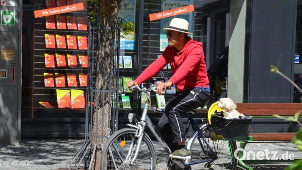 Sonntag ohne Maske in der Weidener Fußgängerzone. Bild: Kunz