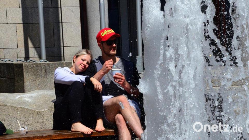 Sonntag ohne Maske in der Weidener Fußgängerzone. Bild: Kunz