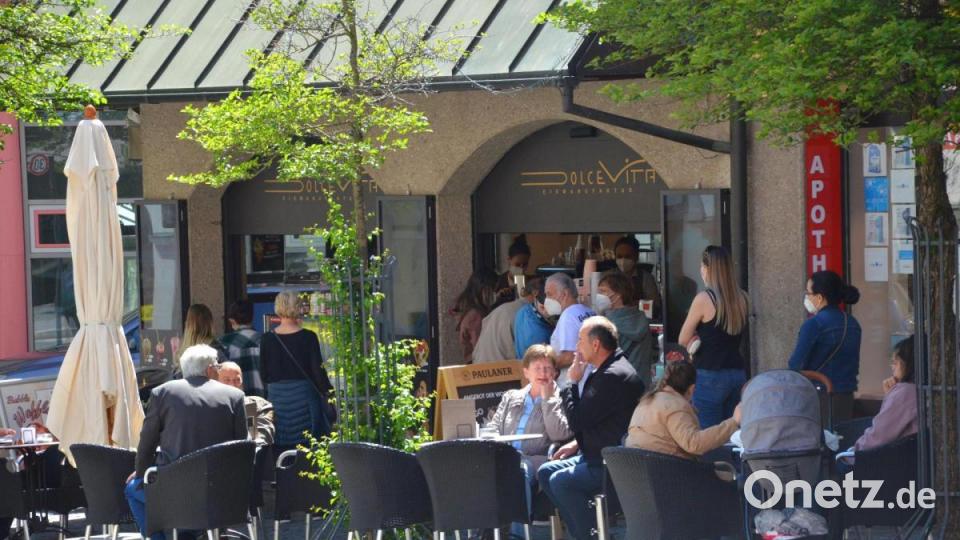 Sonntag ohne Maske in der Weidener Fußgängerzone. Bild: Kunz