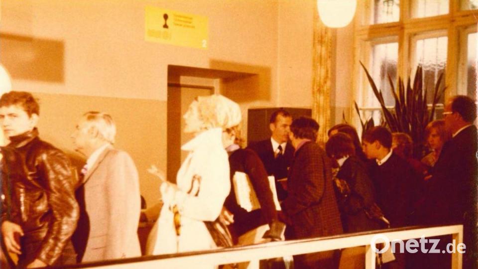 Der Kaltenbrunner Siegfried Bock (leicht verdeckt im Hintergrund Mitte, mit Krawatte) im internationalen Briefmarkensalon München, in dem vom 18. August bis 10. September 1972 stets großer Andrang herrschte. Bild: bk