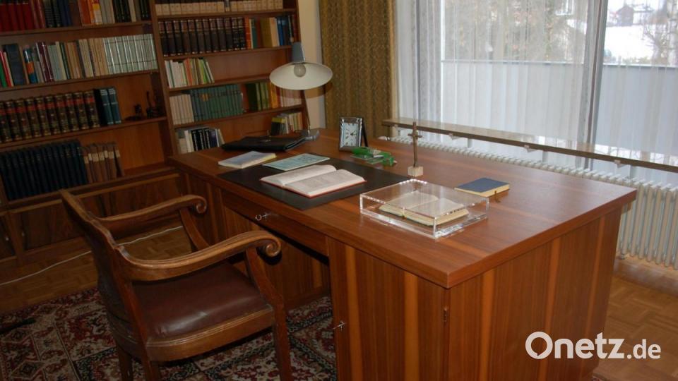 An seinem Schreibtisch im Arbeitszimmer entstanden viele wichtige Schriften, als Benedikt noch Theologie-Professor an der Uni Regensburg war. Archivbild: gib