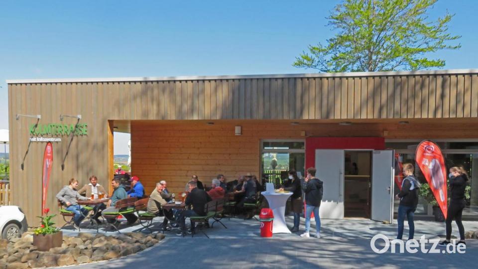 Von der 230 Quadratmeter großen Terrasse haben die Besucher einen herrlichen Ausblick auf die Kulmregion. Einige Besucher nutzen den ersten Tag der Öffnung gleich zu einem zünftigen Frühschoppen. Bild: ow