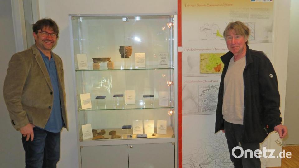 In einer kleinen archäologischen Ausstellung können die Besucher im Infocenter Fundstücke aus der Region bestaunen. Diese wurden bei mehreren Grabungen in der Kulmregion von Studenten der Universität Bamberg entdeckt. Bürgermeister Wolfgang Haberberger (links) bedankt sich bei Grabungsleiter Dr. Hans Losert (rechts) für die Unterstützung beim Aufbau der Ausstellung. Bild: ow