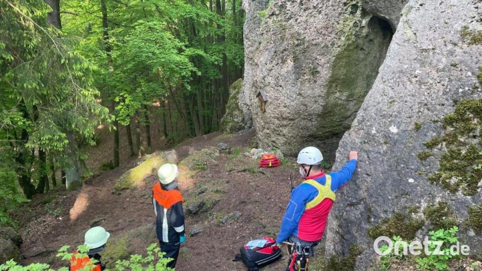 Die Bergwacht setzt bei der Rettung des Kletterers aus der Wand ein Statikseil ein. Bild: lei