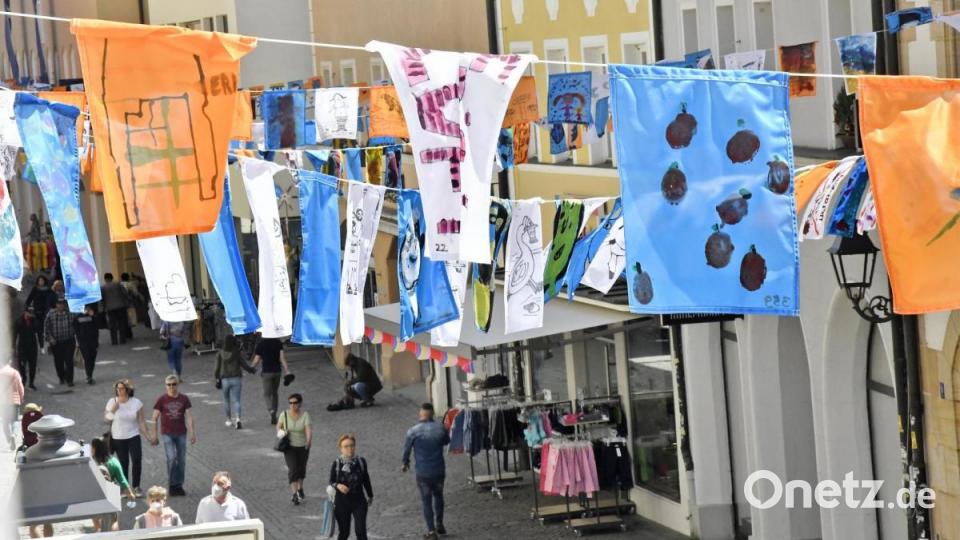Bunte Wimpel schmücken die Georgenstraße in Amberg. Und es sollen noch mehr werden. Bild: Petra Hartl