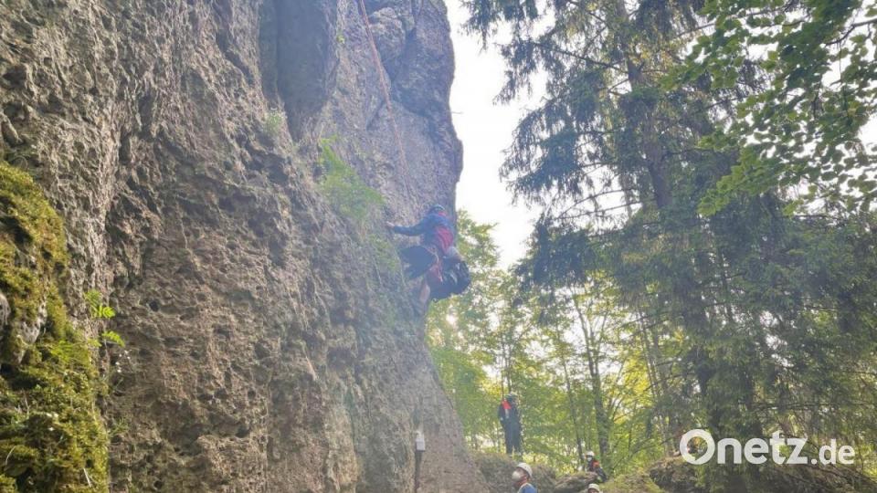 Die Bergwacht setzt bei der Rettung des Kletterers aus der Wand ein Statikseil ein. Bild: lei