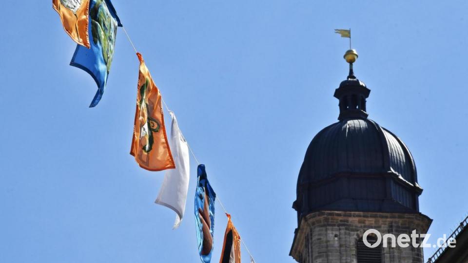 Bunte Wimpel schmücken die Georgenstraße in Amberg. Und es sollen noch mehr werden. Bild: Petra Hartl
