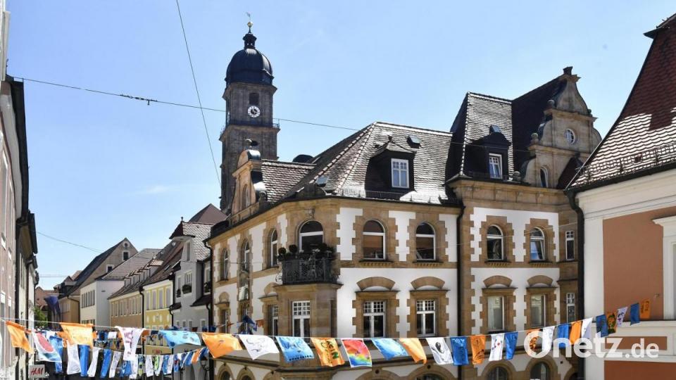 Bunte Wimpel schmücken die Georgenstraße in Amberg. Und es sollen noch mehr werden. Bild: Petra Hartl