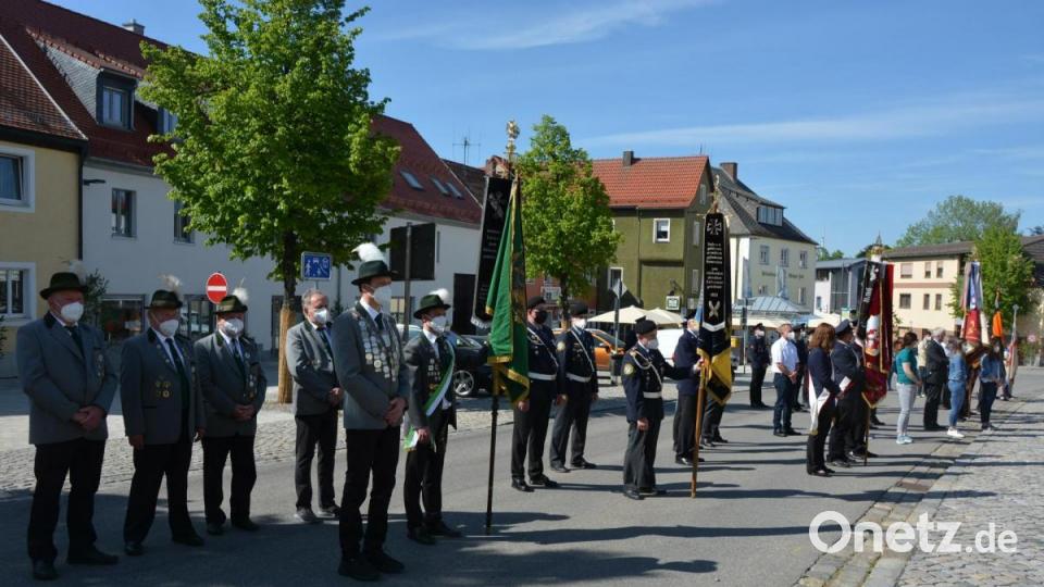 Stark vertreten waren die Vereine mit ihren Fahnenabordnungen. Bild: jr