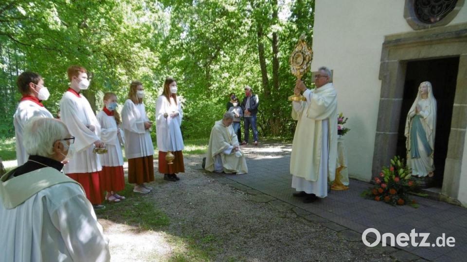 Außergewöhnlich war der Fronleichnamstag auch in Hahnbach, weil die Prozession nicht wie gewohnt durch die Straßen führte. Gefeiert wurde stattdessen auf dem Frohnberg. Pfarrer Christian Schulz zelebrierte mit Ruhestandsgeistlichem Hans Peter Heindl und Diakon Dieter Gerstacker die Eucharistie am Freialtar. Bild: mma