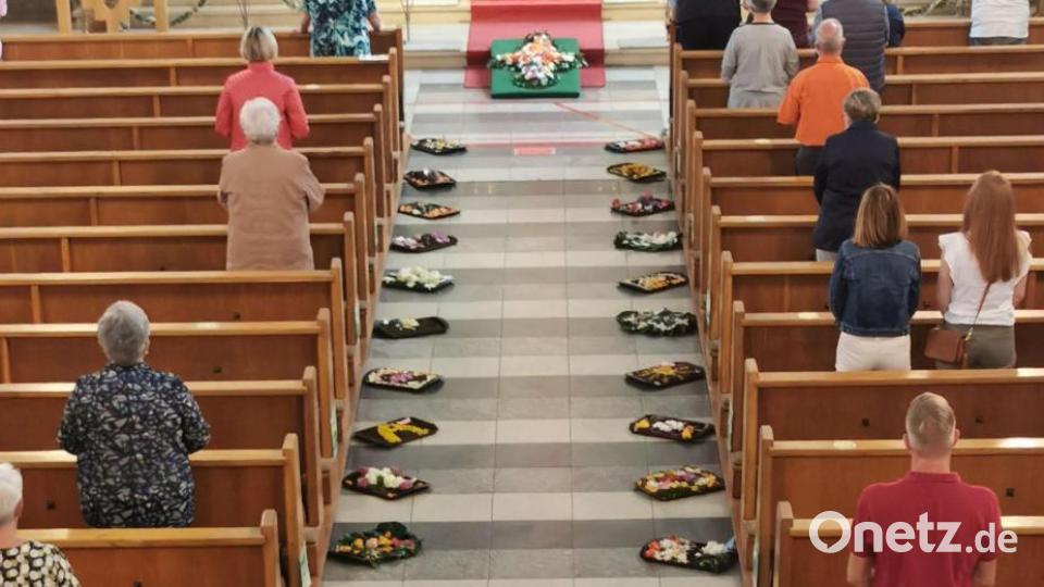 Die Hl. Familie am Bergsteig in Amberg wollte auf Blumenteppiche nicht verzichten. Ministranten und Polnische Katholische Mission starteten die Aktion „Blumen für Fronleichnam“. Die Teppiche säumten den Mittelgang der Kirche. Bild: hbe