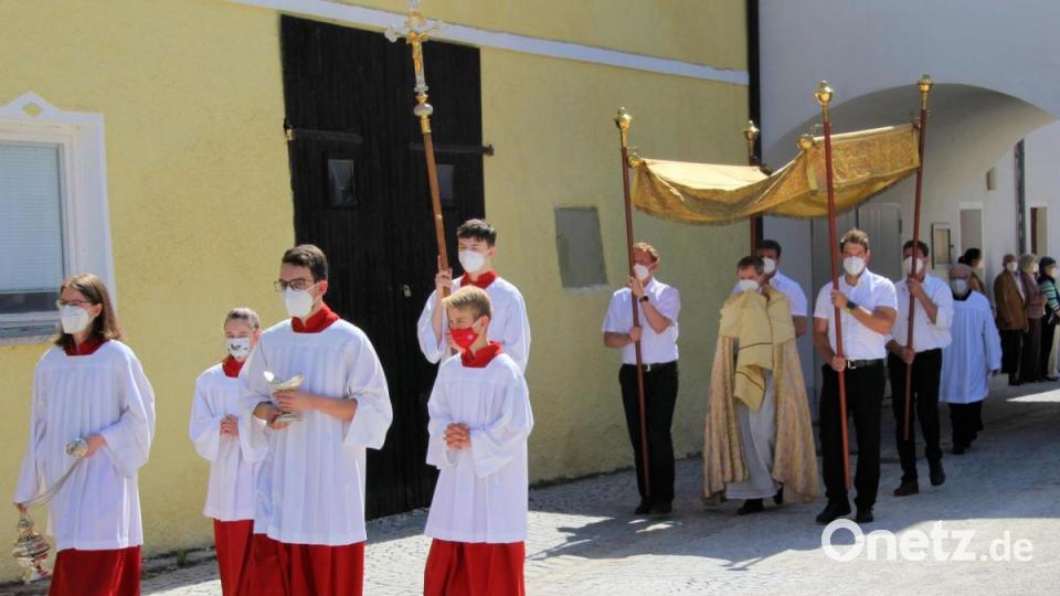 In Schmidmühlen trug Pfarrer Werner Sulzer das Allerheiligste von der Pfarrkirche zum Hammerschloss. Bild: bjo