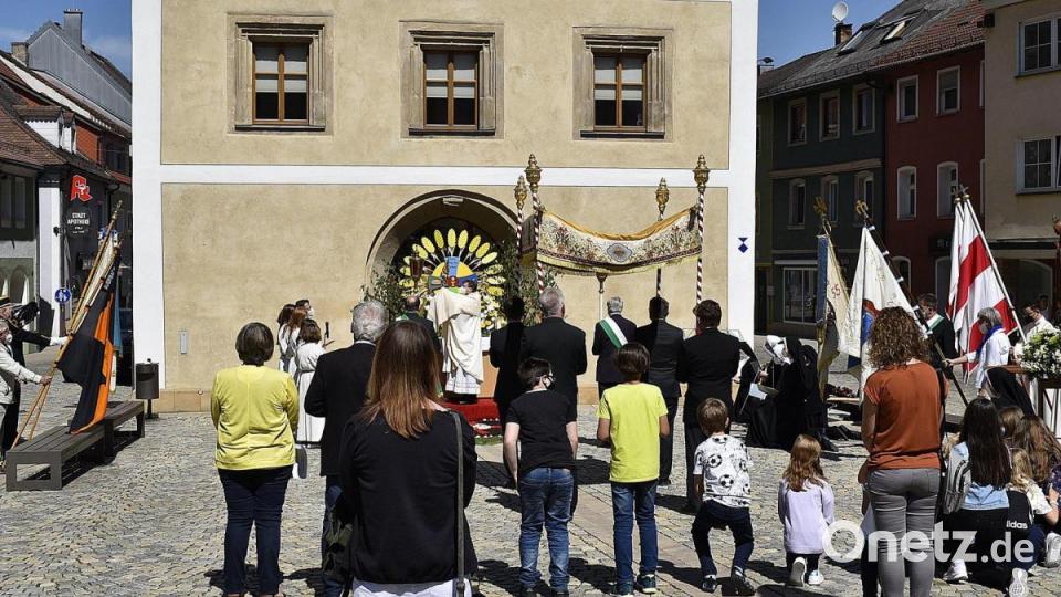 In Auerbach begann die Feier mit einer von Pfarrer Markus Flasinski zelebrierten Messe in der Pfarrkirche Sankt Johannes der Täufer. Nach der Eucharistiefeier kehrten alle zum Marien-Altar an die Pfarrkirche zurück. Bild: sck