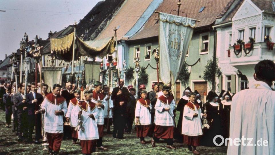 Heuer gab es keine Prozession, doch ein altes Bild erinnert an die Fronleichnamsprozession 1957. Damals war es für alle Bürger selbstverständlich, das Allerheiligste durch die Straßen Vilsecks zu begleiten. Der erste Altar stand auf dem Marktplatz vor dem Amtsgerichtsgebäude. Bild: Pfarrei Vilseck