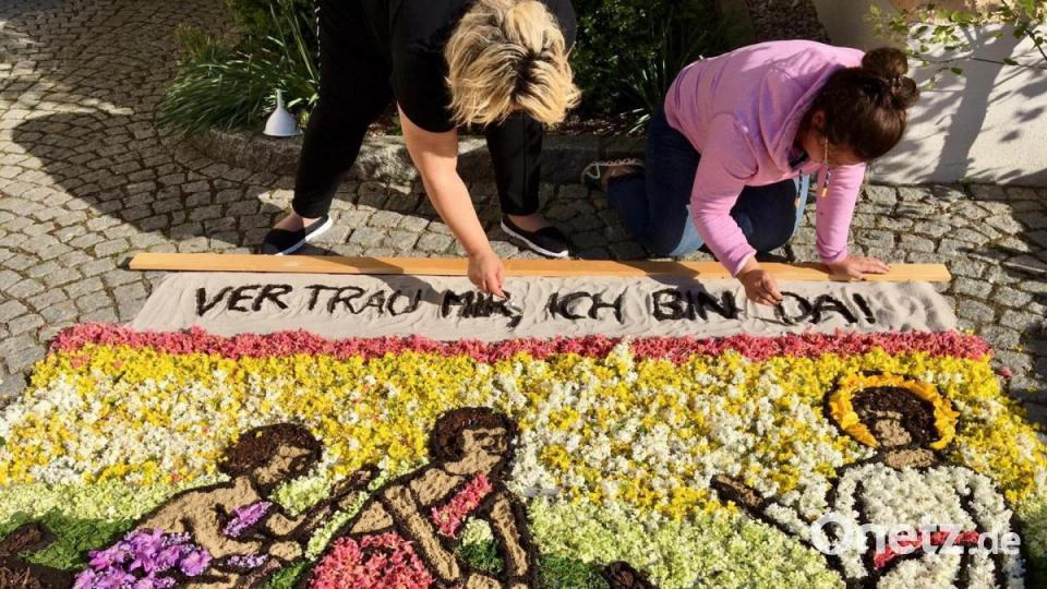 Da war Fingerfertigkeit gefragt: Viele Helfer beteiligten sich am Morgen des Fronleichnamstags in Freudenberg beim Blumenteppichlegen. Bild: gri