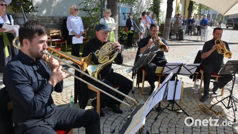 Das Bläserensemble „Nopf-Brass“ und Mitglieder des Katholischen Kirchenchors umrahmten den Festgottesdienst musikalisch. Bild: jr