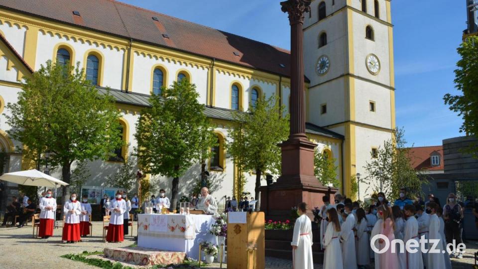 Ein eindrucksvolles Bild ergab sich an Fronleichnam auf dem Kirchplatz, wo rund um einen geschmückten Altar ein Festgottesdienst stattfand. Bild: jr