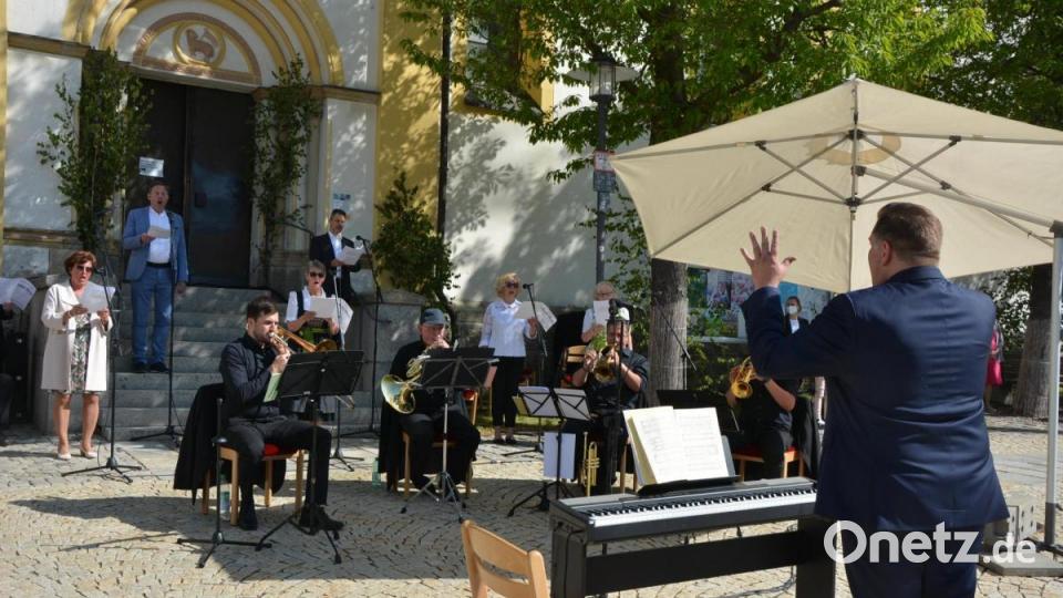 Matthias Schraml (rechts) leitete die Bläser- und Gesangsensembles. Bild: jr